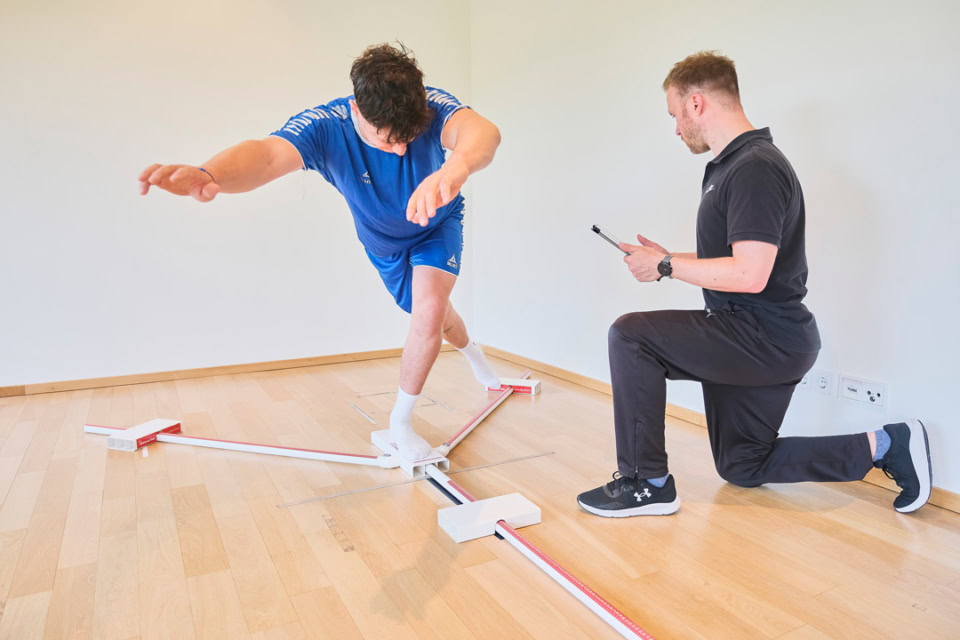 Überprüfen der Gleichgewichtsfähigkeit im Stand